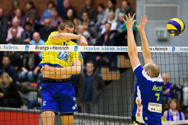 21.01.2017, Friedrich-Albert-Lange Sporthalle, Solingen Volleyball, Bundesliga Männer Maenner, Normalrunde, Solingen Volleys vs. VfB Friedrichshafen Angriff Jakob Günthör Günthoer ( 12 Friedrichshafen) - Block Toni Mester ( 7 Solingen)