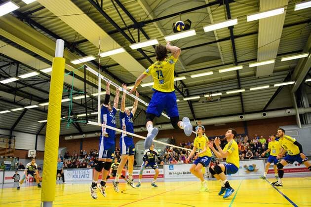 21.01.2017, Friedrich-Albert-Lange Sporthalle, Solingen Volleyball, Bundesliga Männer Maenner, Normalrunde, Solingen Volleys vs. VfB Friedrichshafen Block Doppelblock Maximilian Horn ( 4 Solingen), Toni Mester ( 7 Solingen) - Angriff Tomas Rousseaux ( 14 Friedrichshafen)