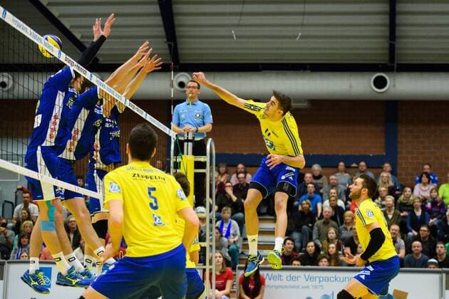 21.01.2017, Friedrich-Albert-Lange Sporthalle, Solingen Volleyball, Bundesliga Männer Maenner, Normalrunde, Solingen Volleys vs. VfB Friedrichshafen Angriff Daniel Malescha ( 11 Friedrichshafen)