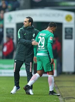 Bremen, Germany 21.01.2017, 1.Bundesliga 17. Spieltag, Werder Bremen - BV Borussia Dortmund, v.l. Trainer Alexander Nouri (Werder Bremen) wechselt Serge Gnabry (Werder Bremen) aus ( DeFodi035