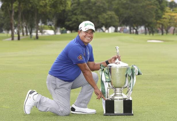 Thailand s Prayed Marksaeng wins Singapore Open golf Prayed Marksaeng of Thailand poses with the winner s trophy after his victory in the SMBC Singapore Open golf tournament at the Sentosa Golf Club in Singapore on Jan. 22, 2017. The 50-year-old Thai won the event with a nine-under 275. 