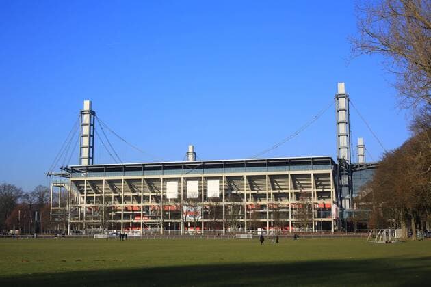 Das RheinEnergie-Stadion in Köln-Müngersdorf, Spielort des Fussball-Bundesligisten 1. FC Köln. Blick auf die Südtribüne, gesehen aus Richtung der Jahnwiese. Eigentümer und Betreiber ist die Kölner Sportstätten GmbH. RheinEnergie-Stadion Köln