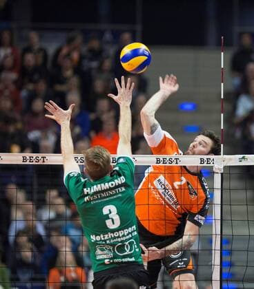 Berlin, Deutschland, 22.01.2017: Volleyball Bundesliga Saison 2016 2017 - Berlin Recycling Volleys - Netzhoppers KW Bestensee. Steven Marshall (BR Volleys 2) gegen den Block aus Taylor Douglas Hammond (Netzhoppers 3)