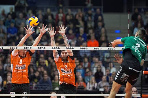 Berlin, Deutschland, 22.01.2017: Volleyball Bundesliga Saison 2016 2017 - Berlin Recycling Volleys - Netzhoppers KW Bestensee. Filip Gavenda (Netzhoppers 2) gegen den Block aus Felix Fischer (BR Volleys 6), Steven Marshall (BR Volleys 2)