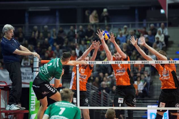 Berlin, Deutschland, 22.01.2017: Volleyball Bundesliga Saison 2016 2017 - Berlin Recycling Volleys - Netzhoppers KW Bestensee. Filip Gavenda (Netzhoppers 2) gegen den Block aus Wouter ter Maat (BR Volleys 16), Graham Vigrass (BR Volleys 8), Robert Kromm (BR Volleys 3)