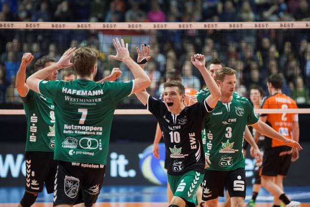 Berlin, Deutschland, 22.01.2017: Volleyball Bundesliga Saison 2016 2017 - Berlin Recycling Volleys - Netzhoppers KW Bestensee. Jubel Robin Hafemann (Netzhoppers 7), Kamil Ratajczak (Netzhoppers 10)