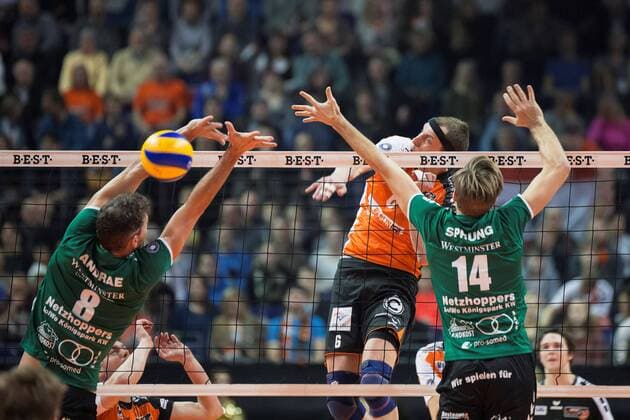 Berlin, Deutschland, 22.01.2017: Volleyball Bundesliga Saison 2016 2017 - Berlin Recycling Volleys - Netzhoppers KW Bestensee. Felix Fischer (BR Volleys 6) gegen den Block aus Björn Bjoern Andrae (Netzhoppers 8) und Paul Sprung (Netzhoppers 14)