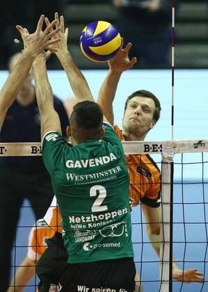 Paul Sprung 14, Filip Gavenda 2, Robert Kromm im Angriff Volleyball Bundesliga Herren Saison 2016 2017 22.01.2017 BR Volleys Berlin BRV vs. Netzhoppers KW