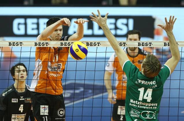 Tsimafei Zhukouski im Angriff, Paul Sprung Volleyball Bundesliga Herren Saison 2016 2017 22.01.2017 BR Volleys Berlin BRV vs. Netzhoppers KW