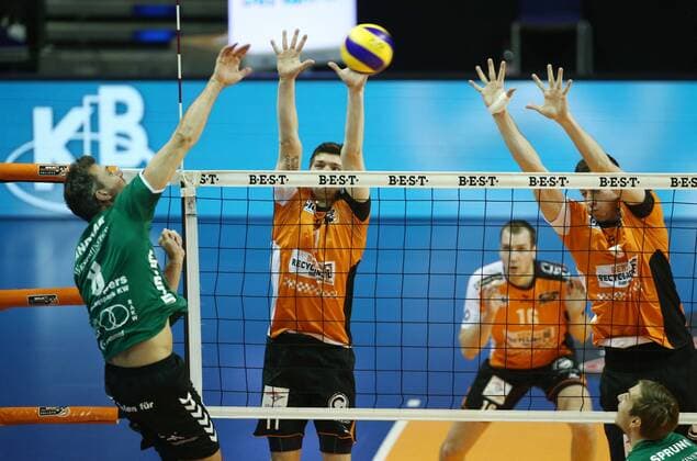 Björn Andrae 8 im Angriff, Tsimafei Zhukouski, Graham Vigrass Volleyball Bundesliga Herren Saison 2016 2017 22.01.2017 BR Volleys Berlin BRV vs. Netzhoppers KW