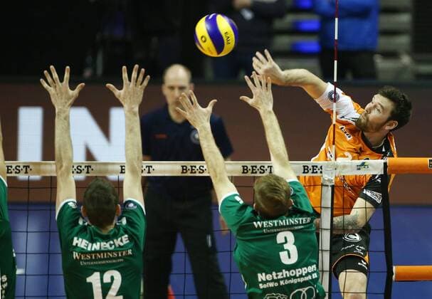 Steven Marshall im Angriff, Daniel Heinecke 12, Taylor Hammond 3 Volleyball Bundesliga Herren Saison 2016 2017 22.01.2017 BR Volleys Berlin BRV vs. Netzhoppers KW