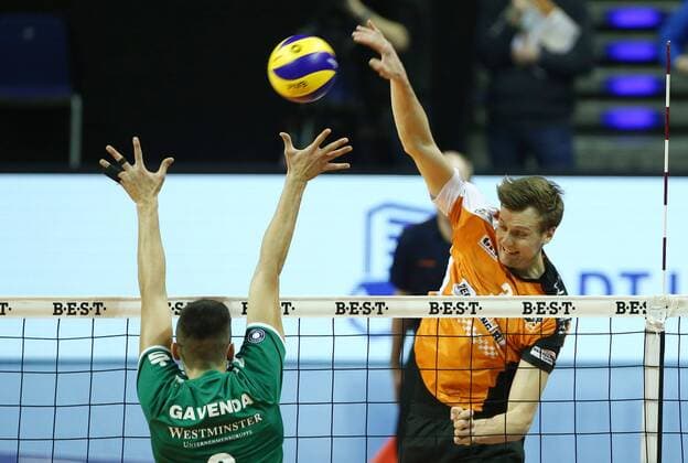 Robert Kromm im Angriff, Filip Gavenda Volleyball Bundesliga Herren Saison 2016 2017 22.01.2017 BR Volleys Berlin BRV vs. Netzhoppers KW