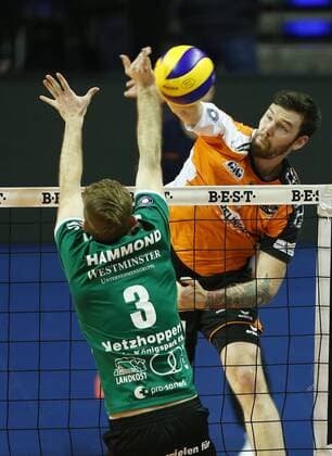 Bilder des Tages - SPORT Steven Marshall im Angriff, Taylor Hammond Volleyball Bundesliga Herren Saison 2016 2017 22.01.2017 BR Volleys Berlin BRV vs. Netzhoppers KW