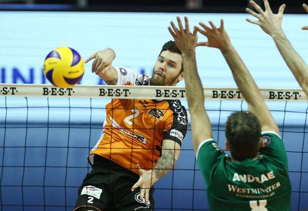 Steven Marshall im Angriff, Björn Andrae Volleyball Bundesliga Herren Saison 2016 2017 22.01.2017 BR Volleys Berlin BRV vs. Netzhoppers KW
