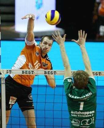 Wouter ter Maat im Angriff, Robin Hafemann Volleyball Bundesliga Herren Saison 2016 2017 22.01.2017 BR Volleys Berlin BRV vs. Netzhoppers KW