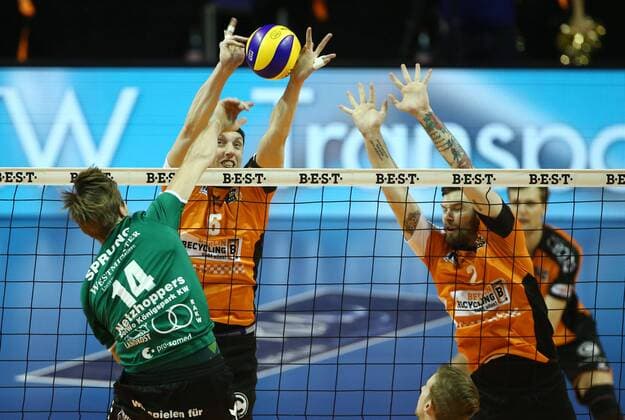 Paul Sprung im Angriff, Felix Fischer, Steven Marshall Volleyball Bundesliga Herren Saison 2016 2017 22.01.2017 BR Volleys Berlin BRV vs. Netzhoppers KW