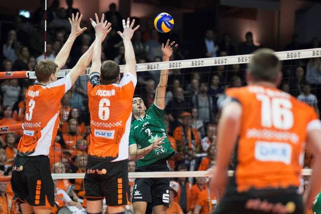 Berlin, Deutschland, 22.01.2017: Volleyball Bundesliga Saison 2016 2017 - Berlin Recycling Volleys - Netzhoppers KW Bestensee. Filip Gavenda (Netzhoppers 2) Robert Kromm (BR Volleys 3) und Felix Fischer (BR Volleys 6)