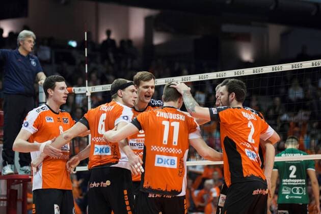 Berlin, Deutschland, 22.01.2017: Volleyball Bundesliga Saison 2016 2017 - Berlin Recycling Volleys - Netzhoppers KW Bestensee. Jubel Graham Vigrass (BR Volleys 8), Felix Fischer (BR Volleys 6), Robert Kromm (BR Volleys 3), Tsimafei Zhukouski (BR Volleys 11), Wouter ter Maat (BR Volleys 16), Steven Marshall (BR Volleys 2)