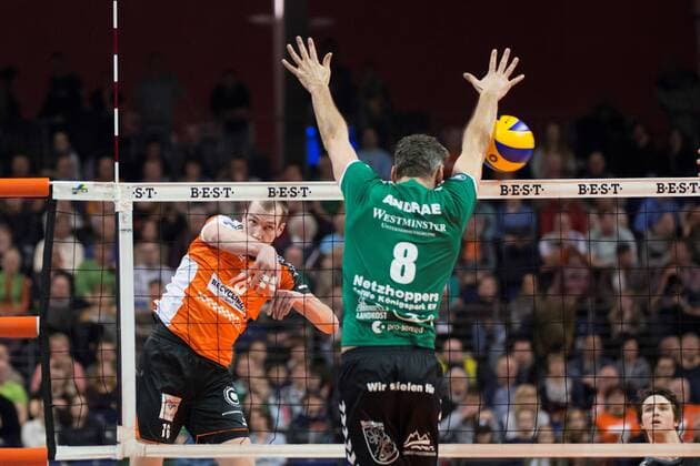 Berlin, Deutschland, 22.01.2017: Volleyball Bundesliga Saison 2016 2017 - Berlin Recycling Volleys - Netzhoppers KW Bestensee. Wouter ter Maat (BR Volleys 16) gegen den Block aus Björn Bjoern Andrae (Netzhoppers 8)