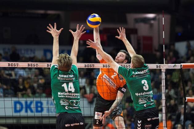 Berlin, Deutschland, 22.01.2017: Volleyball Bundesliga Saison 2016 2017 - Berlin Recycling Volleys - Netzhoppers KW Bestensee. Steven Marshall (BR Volleys 2) gegen den Block aus Paul Sprung (Netzhoppers 14) und Taylor Douglas Hammond (Netzhoppers 3)