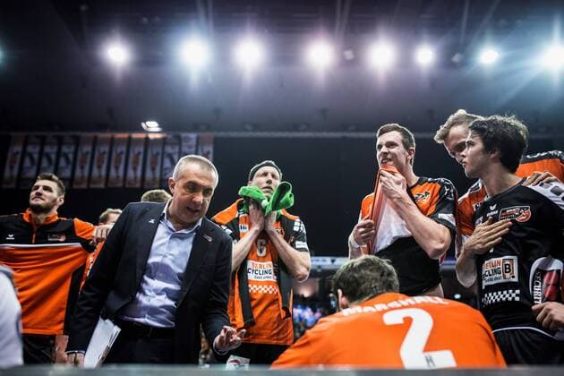 Berlin, Deutschland, 22.01.2017: Volleyball Bundesliga Saison 2016 2017 - Berlin Recycling Volleys - Netzhoppers KW Bestensee. Trainer Roberto Serniotti (BR Volleys), Felix Fischer (BR Volleys 6), Graham Vigrass (BR Volleys 8)
