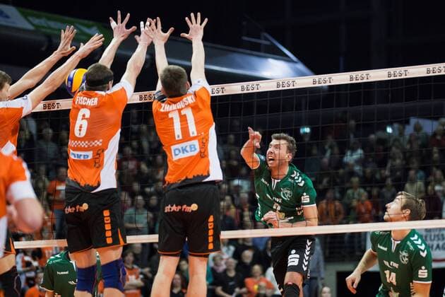 Berlin, Deutschland, 22.01.2017: Volleyball Bundesliga Saison 2016 2017 - Berlin Recycling Volleys - Netzhoppers KW Bestensee. Björn Bjoern Andrae (Netzhoppers 8) gegen den Block aus Robert Kromm (BR Volleys 3), Felix Fischer (BR Volleys 6), Tsimafei Zhukouski (BR Volleys 11)