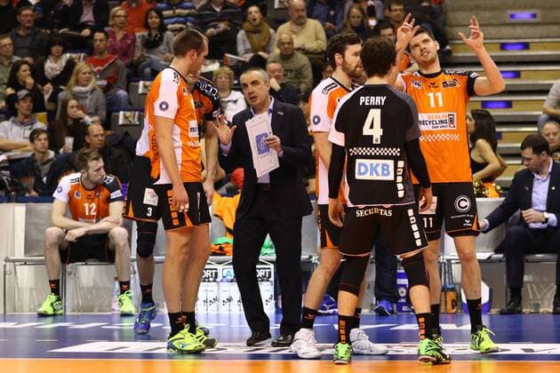 Volleyball, Herren, Saison 2016 17, 1. Bundesliga, BR Volleys - Netzhoppers Bestensee, Cheftrainer Roberto Serniotti (Berlin Recycling Volleys) bei einer Auszeit, 22.01.17,