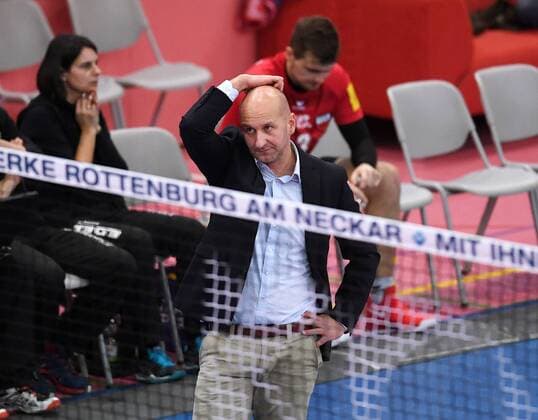 Volleyball 1. Bundesliga Saison 2016 2017 22.01.2017 TV Rottenburg - United Volleys Rhein Main Trainer Hans Peter Mueller - Angstenberger nachdenklich 