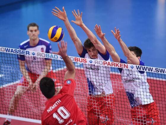 Volleyball 1. Bundesliga Saison 2016 2017 22.01.2017 TV Rottenburg - United Volleys Rhein Main Block United Volleys Rhein Main; Tobias Krick (Mitte) und MoritzReichert (re) gegen Ferenc Nemeth (unten li Nr. 10 TV Rottenburg) 