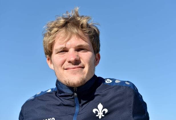 12.01.2017, xfux, Fussball 1.Bundesliga, SV Darmstadt 98 Trainingslager 2017 in San Pedro del Pinatar in Spanien, Fotoshooting mit Florian Jungwirth am Strand, emonline, deloka, emspor, v.l. Florian Jungwirth (SV Darmstadt 98) San Pedro del Pinatar