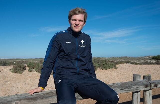 12.01.2017, xfux, Fussball 1.Bundesliga, SV Darmstadt 98 Trainingslager 2017 in San Pedro del Pinatar in Spanien, Fotoshooting mit Florian Jungwirth am Strand, emonline, deloka, emspor, v.l. Florian Jungwirth (SV Darmstadt 98) San Pedro del Pinatar