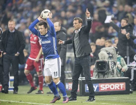 Yevhen KONOPLYANKA (GE) beim falschen Einwurf, dahinter gestikuliert Trainer Markus WEINZIERL (GE) , Gestik, Geste, Fussball 1. Bundesliga, 17. Spieltag, FC Schalke 04 (GE) - FC Ingolstadt 04 (IN) 1:0, am 21.01.2017 in Gelsenkirchen Deutschland.