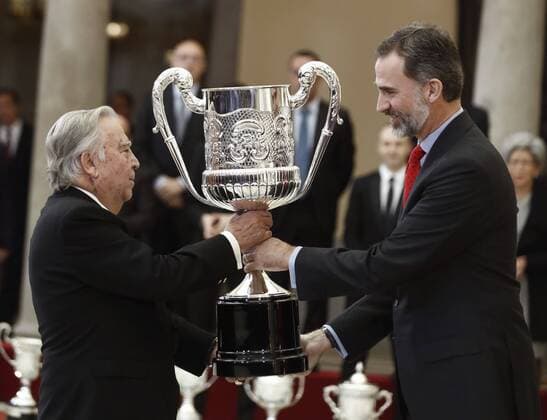 Spanish King Felipe VI (R) hands in the Francisco Fernandez Ochoa Award to Pedro Ferrandiz (L) during the National Award Ceremony held at El Pardo Palace in Madrid, Spain, 23 January 2017. The Francisco Fernandez Ochoa Award recognizes people who have flagrantly dedicated their carrier to the practice, organization, direction, promotion and development of sport. Spanish National Sport Awards !ACHTUNG: NUR REDAKTIONELLE NUTZUNG!  20170123-636207762482220514
