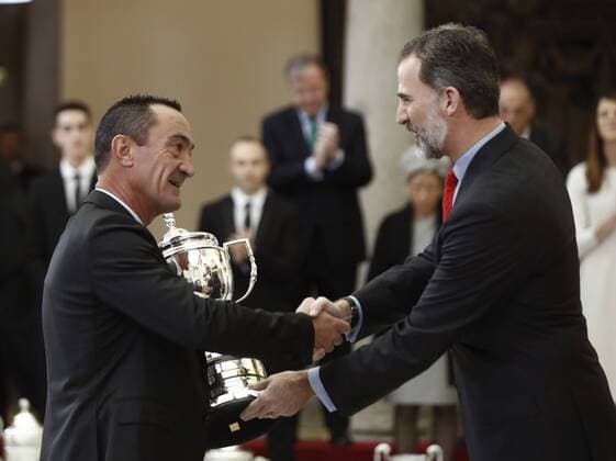 Spanish King Felipe VI (R) hands in the Joaquin Blume Trophey to the director of the School Base, Juan Santiago Garcia (L), during the National Award Ceremony held at El Pardo Palace in Madrid, Spain, 23 January 2017. Spanish National Sport Awards !ACHTUNG: NUR REDAKTIONELLE NUTZUNG!  20170123-636207769372068503