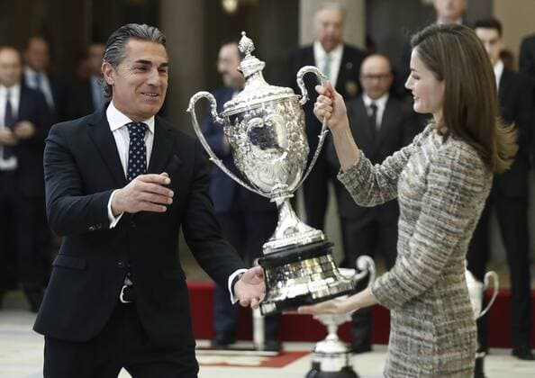 Spanish Queen Letizia (R) hands in the Güell Baron Award to the coach of the Spanish national basketball team, Italian Sergio Scariolo (L), during the National Award Ceremony held at El Pardo Palace in Madrid, Spain, 23 January 2017. The Güell Baron Award recognizes sport teams with an outstanding performance. Spanish National Sport Awards !ACHTUNG: NUR REDAKTIONELLE NUTZUNG!  20170123-636207778295562813