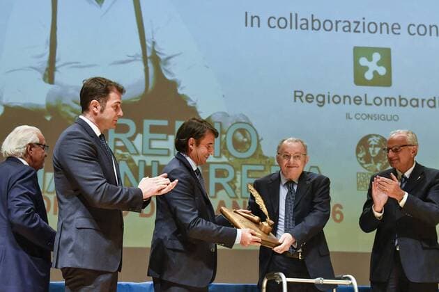 Verleihung des Premio Gianni Brera in Mailand Milano. Premio Gianni Brera. Sportivo dell anno 2016 sedicesima edizione. Pictured: Giovanni Carnevali Giorgio Squinzi  Copyright: xBluxSickix xIPAx