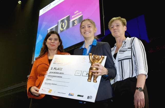 Berlin Bluemax Theater am Potsdamer Platz 23.01.2017 Auszeichnung der Talente des Berliner Spitzensports 2017 NACHWUCHS SPORTLER DES JAHRES BERLIN 2016 3 Platz vlnr Sandra SCHEERES Senatorin für Bildung, Jugend und Familie des Landes Berlin Julia BUESSELBERG ( BÜSSELBERG ) Segeln 3 Platz Kirsten ULRICH LSB Vizepraesidentin