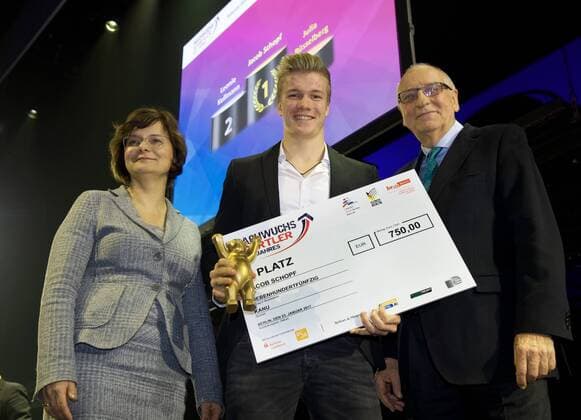 Berlin Bluemax Theater am Potsdamer Platz 23.01.2017 Auszeichnung der Talente des Berliner Spitzensports 2017 NACHWUCHS SPORTLER DES JAHRES BERLIN 2016 1 Platz vlnr Birgit NIMKE SLIWINSKI BSR Jacob SCHOPF Kanurennsport 1 Platz Klaus BOEGER ( BÖGER ) PraÌˆsidenten des Landessportbundes Berlin