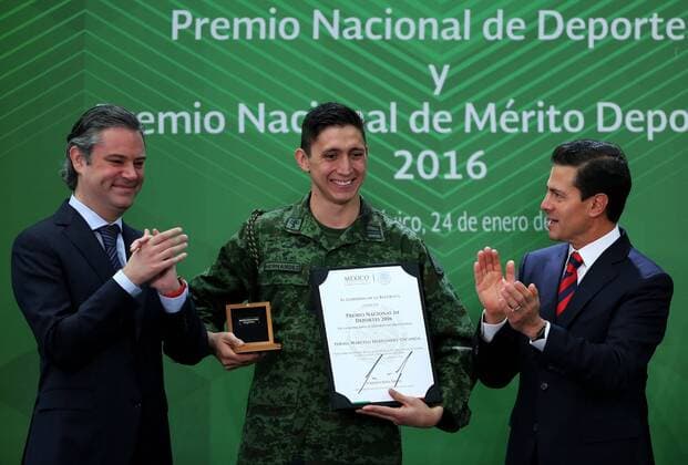 Mexican athlete Ismael Marcelo Hernandez (C), bronze olympic medalist in model penthatlon in Rio 2016, receives the National Sports Award from President Enrique Pena Nieto during an official act at the presidential residence in Mexico City, Mexico, 24 January 2017. EFE Jose Mendez PENA NIETO CALLS MEXICAN ATHLETES AN INSPIRATION AND ROLE MODELS !ACHTUNG: NUR REDAKTIONELLE NUTZUNG!  MEX003 76544410st