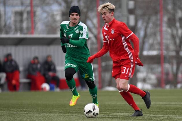 v.li.: Kevin Nitzlnader (Wattens, 8) Lucas Scholl (Bayern München, FCB, 31), Fussball, Testspiel, FC Bayern München II - WSG Wattens Tirol, xslx