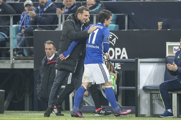 Trainer Markus WEINZIERL (GE) bedankt sich bei Yevhen KONOPLYANKA (GE) bei dessen Auswechslung, gratuliert ihm; Dank, Gratulation; Fussball Europa League, Gruppenphase, Gruppe I, 5. Spieltag, FC Schalke 04 (GE) - OGC Nizza (OGC) 2:0, am 24.11.2016 in Gelsenkirchen Deutschland.