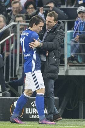 Trainer Markus WEINZIERL (GE) scheint Yevhen KONOPLYANKA (GE) bei dessen Auswechslung troesten (trösten) zum muessen; Dank, Trost; Fussball Europa League, Gruppenphase, Gruppe I, 5. Spieltag, FC Schalke 04 (GE) - OGC Nizza (OGC) 2:0, am 24.11.2016 in Gelsenkirchen Deutschland.