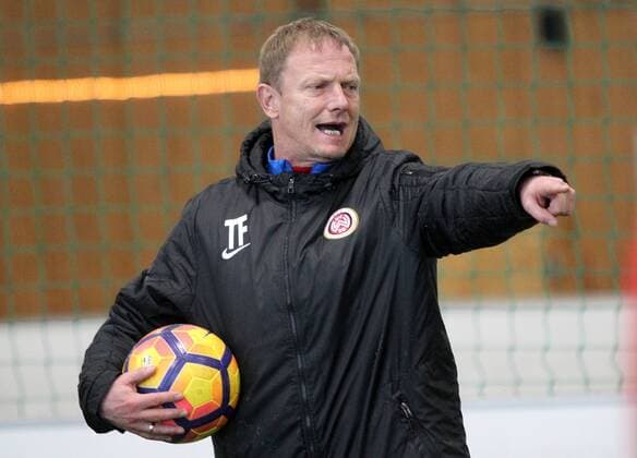 26.01.2017, xsvx, Fussball 3.Liga, SV Wehen Wiesbaden Training Soccerhalle , emspor, v.l. Trainer Torsten Fröhling (SV Wehen Wiesbaden) gestikuliert, gibt Anweisungen gesticulate giving instructions Taunusstein