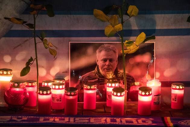 26.01.2017 , DU Duisburg , MSV - Legende Michael Tönnies (Tornado) verstirbt am 26.01.2017 plötzlich und unerwartet. Die Fans sammeln sich am Stadion und stellen Kerzen in der Nordkurve vor der Legendenwand auf.