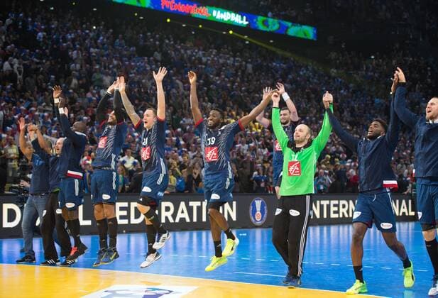 Nach dem Spiel: Freude der franzoesischen Spieler nach dem Sieg und dem Einzug in das Finale. vl: Torhueter Thierry Omeyer, Guy Olivier Nyokas, Adrien Dipanda, Valentin Porte, Luc Abalo, Torhueter Vincent Gerard, Dika Mem und Kentin Mahe. Halbfinale: Frankreich - Slowenien in Paris am 26.01.2017. Handball Weltmeisterschaft 2017 in Frankreich,