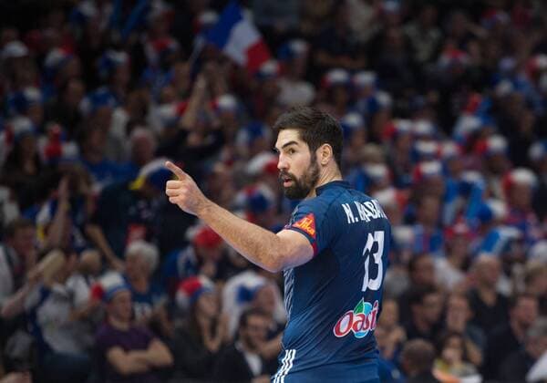 Nikola Karabatic (FRA) mit dem Fingerzeig. Halbfinale: Frankreich - Slowenien in Paris am 26.01.2017. Handball Weltmeisterschaft 2017 in Frankreich,