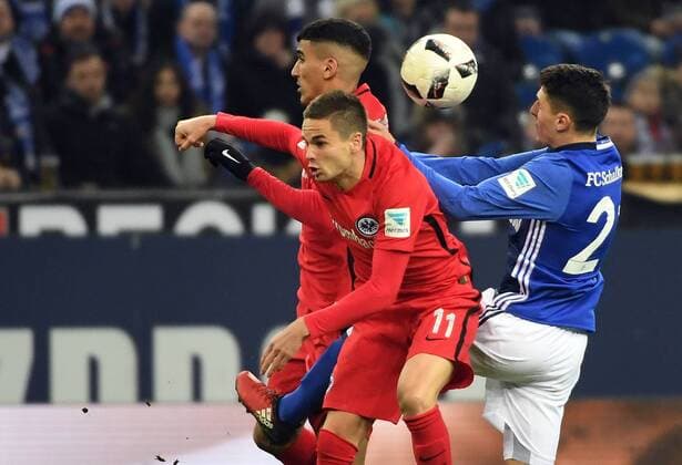 27.01.2017, xjhx, Fussball 1.Bundesliga, Schalke 04 - Eintracht Frankfurt, emspor, v.l. Aymen Aymane Barkok (Eintracht Frankfurt), Mijat Gacinovic (Eintracht Frankfurt), Alessandro Schoepf (FC Schalke 04) Gelsenkirchen