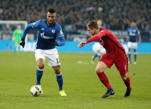 27.01.2017, xovx, Fussball 1.Bundesliga, Schalke 04 - Eintracht Frankfurt, emspor , v.l. Eric Maxim Choupo-Moting (FC Schalke 04), Bastian Oczipka (Eintracht Frankfurt), Aktion Gelsenkirchen