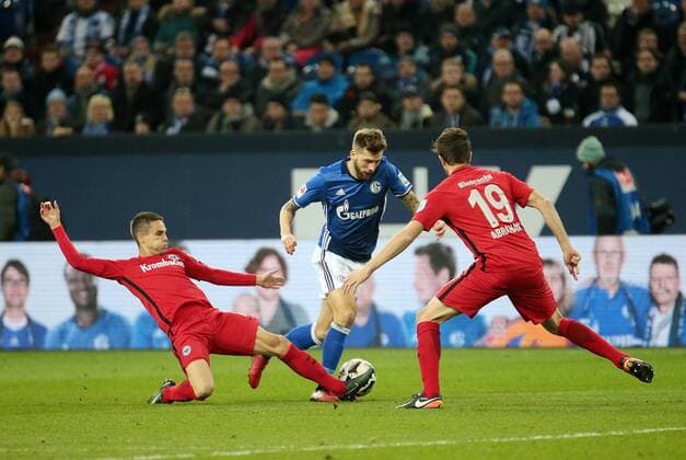 27.01.2017, xovx, Fussball 1.Bundesliga, Schalke 04 - Eintracht Frankfurt, emspor , v.l. Mijat Gacinovic (Eintracht Frankfurt), Guido Burgstaller (FC Schalke 04), David Abraham (Eintracht Frankfurt), Aktion. Gelsenkirchen