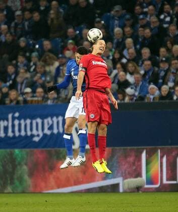 Bilder des Tages - SPORT 27.01.2017, xovx, Fussball 1.Bundesliga, Schalke 04 - Eintracht Frankfurt, emspor , v.l. Nabil Bentaleb (FC Schalke 04), Alexander Meier (Eintracht Frankfurt), Aktion. Gelsenkirchen